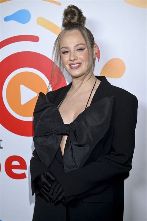 Wdzi Czy Si Przed Lustrem W Bikini Co Za Figura Pudelek