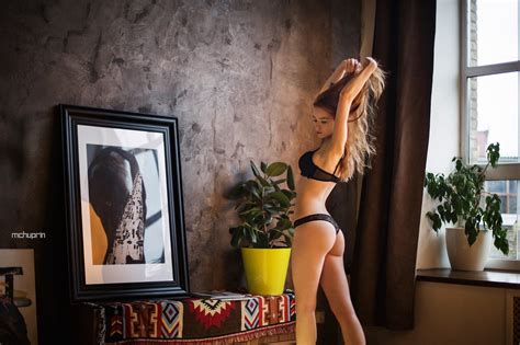 Baggrunde Yana Arbenina Kvinder model brunette langt hår holder