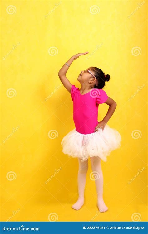 4 Jaar Oud Meisje Van Brunette Latina In Een Leotard En Tutu Neemt Haar Ballet Klas Om Haar