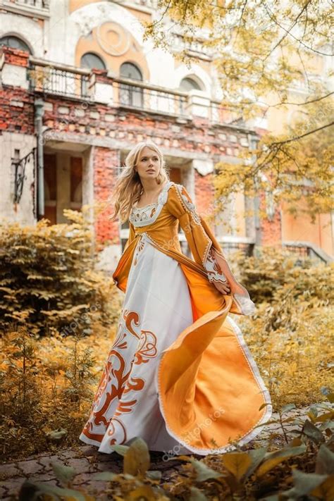Скачать - Женщина в средневековом платье — стоковое изображение ...