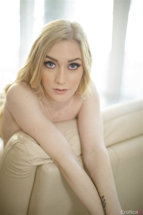 Sexy Babe Emma Starletto wird gecreampied während sie einen großen Schwanz auf der Couch