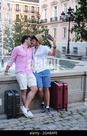 Un Jeune Couple Gay Embrasse Dans La Rue Amour LGBT Photo Stock Alamy