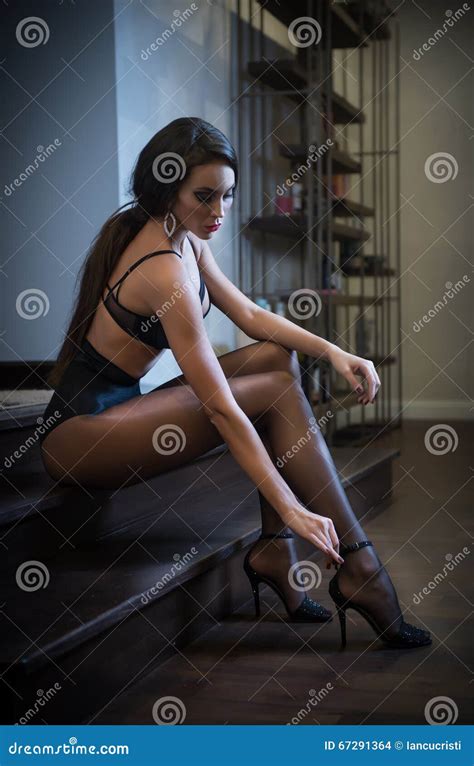 Belle Jeune Femme Sexy De Brune Utilisant La Lingerie Noire Se Reposant Sur Le Lit Femelle Mince