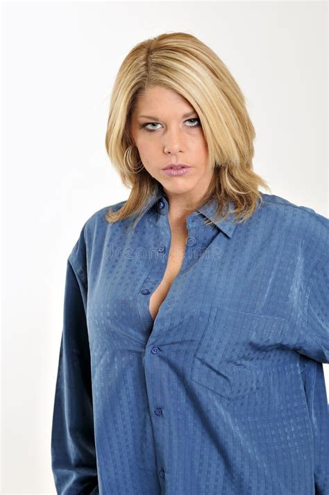 Sexy Blonde Vrouw In Het Overhemd Van Blauwe Mannen Stock Afbeelding Image Of Portret