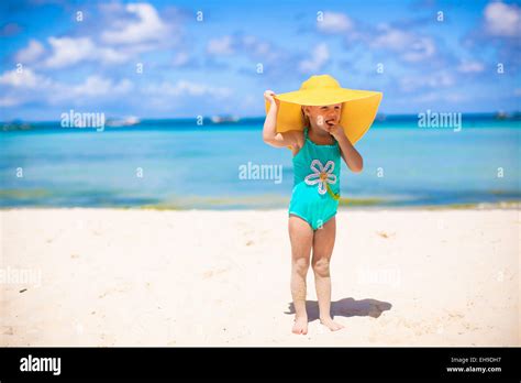 Kleines M Dchen Bikini Strand Allein Fotos Und Bildmaterial In Hoher Aufl Sung Alamy