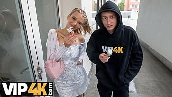 VIP K Une jeune beauté aux seins naturels trompe son copain devant lui XVIDEOS