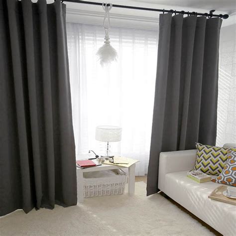 Серые однотонные шторы в интерьере гостиной - фото