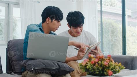 Jovem Casal Gay Asi Tico Trabalhando Laptop Em Casa Moderna Sia Lgbtq Homens Felizes Relaxam A