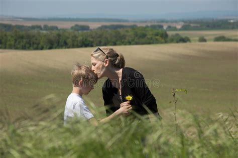 Blonde Mutter Und Ihr Sohn Zusammen Auf Dem Lavendelgebiet Stockbild