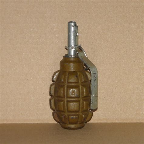 Фото с гранатой Ф-1 "Лимонка"