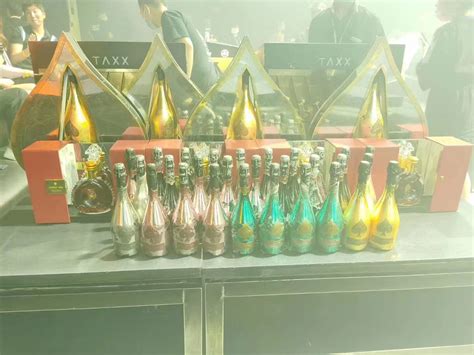 比一比哪家店老板多一点 夜店 酒吧 上海 外灘 蘭桂坊 Nightclubshanghai