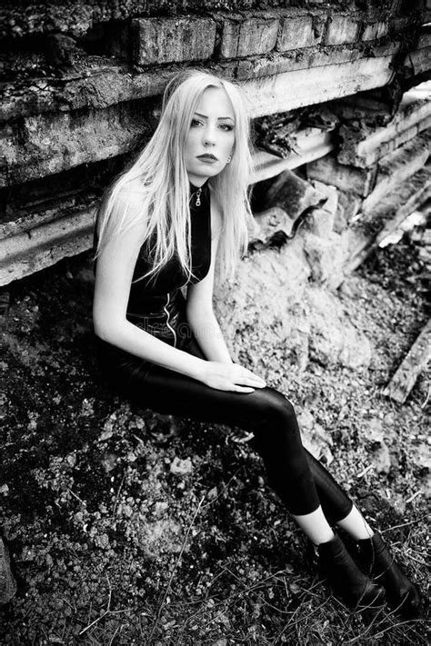 Fille Blonde Dans Un Costume En Cuir Noir Rebecca Photo Stock Image Du Concret Cuir