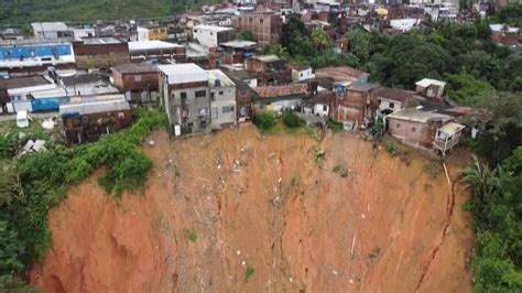 Cavando Tratando De Encontrar Los Cuerpos Devastadoras Imágenes De Las Inundaciones En Brasil