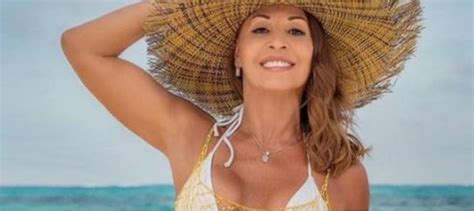 Presentadora de televisión posa en bikini a sus 65 años La Teja