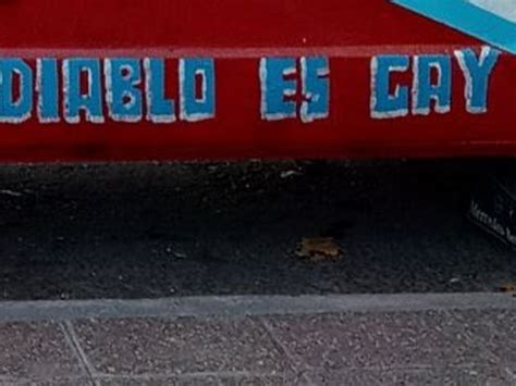 El diablo es gay la extraña camioneta que llama la atención en General Alvear