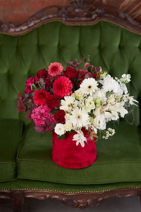 Шляпная коробка с цветами