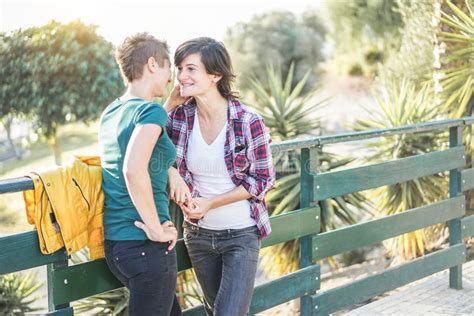 Feliz Pareja Gay Durante Una Cita En Un Parque P Blico Mujeres J Venes Riendo Y Teniendo
