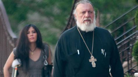 Ο πρωτοσύγκελος που έκανε sex tapes με τη βαφτισιμιά του ΦΩΤΟ Lamia Report