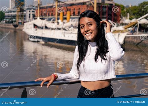 Portrait Moyen Plan D une Latina Aux Cheveux Noirs Souriant Avec Le Vieux Port En Arrière plan