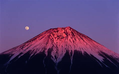 Fuji San And Moon 予想よりも、左から満月が出てきた。予想よりも、富士山が赤く染まった。 予想が外れ Flickr