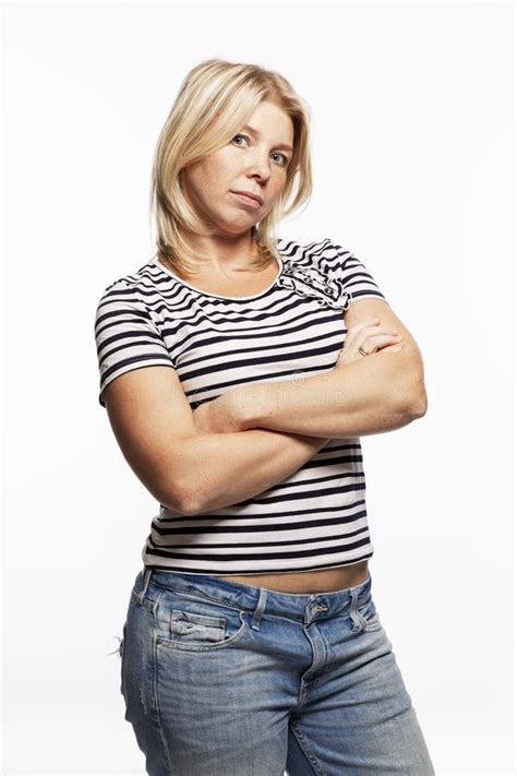 Jonge Blonde Vrouw In Jeans Kruiste Haar Armen Over Haar Borst Witte Achtergrond Verticaal Stock