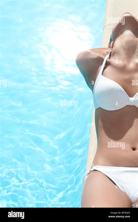 Swimmingpool rand frau leiter bikini Fotos und Bildmaterial in hoher Auflösung Alamy