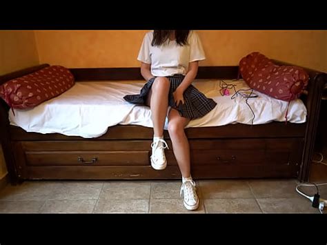 japonés en falda corta se masturba con juguete XVIDEOS