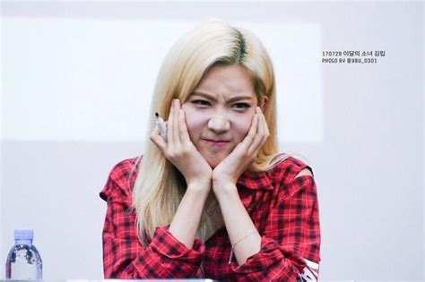 Pin by gay nerd III on LOOΠ 이달의 스녀 Mirror selfie Kim Selfie