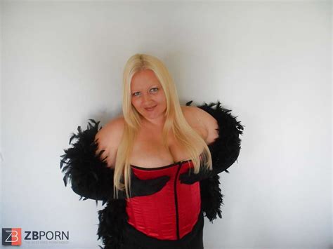 Chloe Cox Elegant With Boa ZB Porn