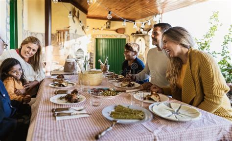 Feliz Familia Latina Comiendo En Casa Imagen De Archivo Imagen De Colombiano Lifestyle