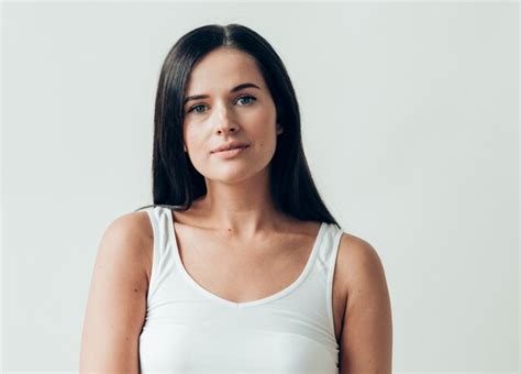 Premium Photo Natural Brunette Woman Long Hair Casual Makeup Studio Shot