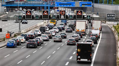 Verkehr Lange Staus Am Elbtunnel Nach Brand Eines Lastwagens Zeit Online