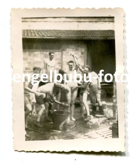 Foto Nackte Soldaten Wk Nackt Nude Gay Soldat Wird Von Anderen Gewaschen Eur