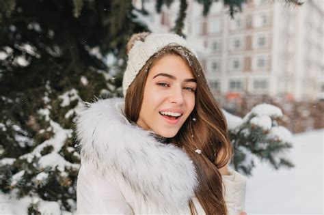 Woman With Snow Blonde Hair Pictures Freepik