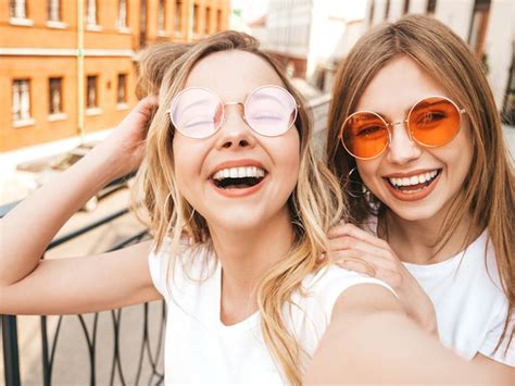 Zwei Junge L Chelnde Blonde Frauen Des Hippies Im Wei En T Shirt Des
