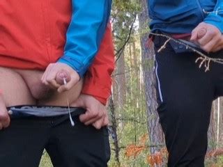 帮助一个有大鸡巴的直男在户外自慰 Pornhub Gay