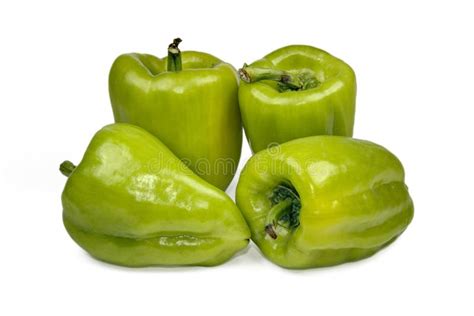 Свежий зеленый болгарский перец (capsicum) на белой предпосылке ...
