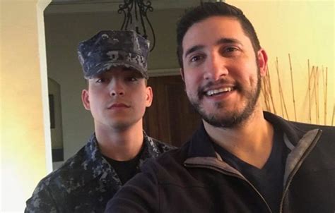 El Regalo Que Este Joven Hace A Su Padre Gay Emociona En Las Redes Sociales Oveja Rosa