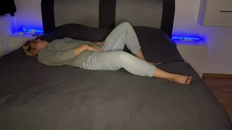 Satisfaisant Bonie Lit Jeans Tremblant Contraction Gémissement Blonde Chaude Orgasmes Multiples