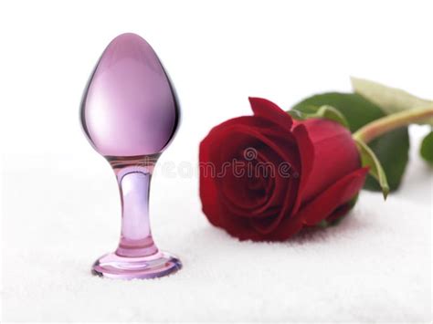 Dildo E Rosa Di Vetro Fotografia Stock Immagine Di Rosso