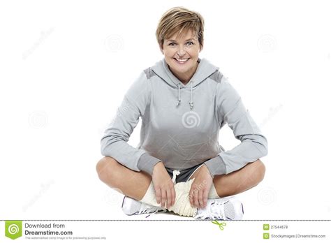 Toevallig Schot Van Een Geschikte Blonde Zitting Op De Vloer Stock Foto Image Of Achtergrond