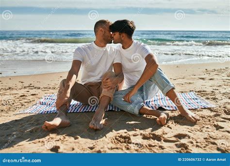 Jeune Couple Gay S embrasser Assis à La Plage Photo stock Image du verticale couples