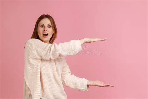 Stup Fait Belle Femme Blonde Pr Sentant Une Zone Entre Les Mains Pour La Publicit Montrant Une