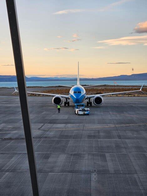 Premium Photo Aterrizaje De Un Avion En El Aeropouerto