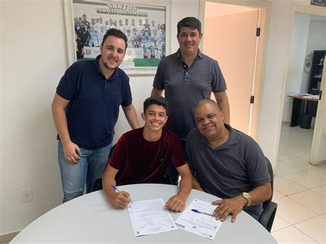 Lateral Da Base Do Santos Assina Primeiro Contrato Profissional E Tem