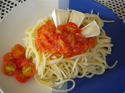 Spaghetti Z Sosem Pomidorowym I Serem Camembert Przepis