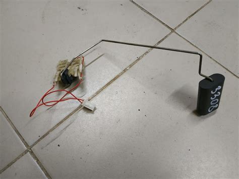 Датчик уровня топлива форд фьюжн где находится - 81 фото