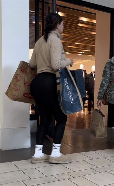 Latina Milf With An Insane Fat Ass Oc Spandex Leggings Yoga Pants Forum