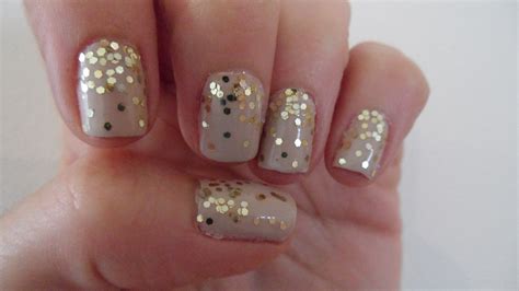 Nailificent Nude Glitter Manicure