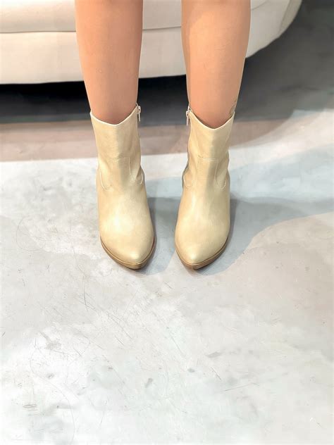 Bota Feminina Western Giovana Nude Cad Ncia Feminina Shoes